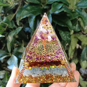 Pyramide en résine époxy avec cristaux de pierres, 8 cm, décoration d'aquarium, ornement de bureau, cadeau pour la décoration de la maison - Product Image 2