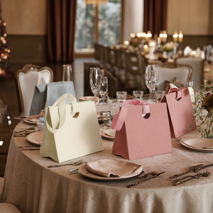 Muestra gratuita personalizada de lujo estampado en caliente logo Zapatos Ropa embalaje papel bolsa de perfume joyería bolsas de regalo de Navidad - Product Image 5