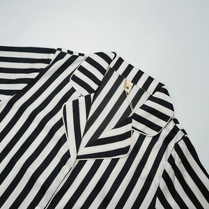 Pijamas Momen de rayas blancas y negras impresas de calidad de lujo, Conjunto de pijama informal de poliéster al por mayor para mujer - Product Image 2