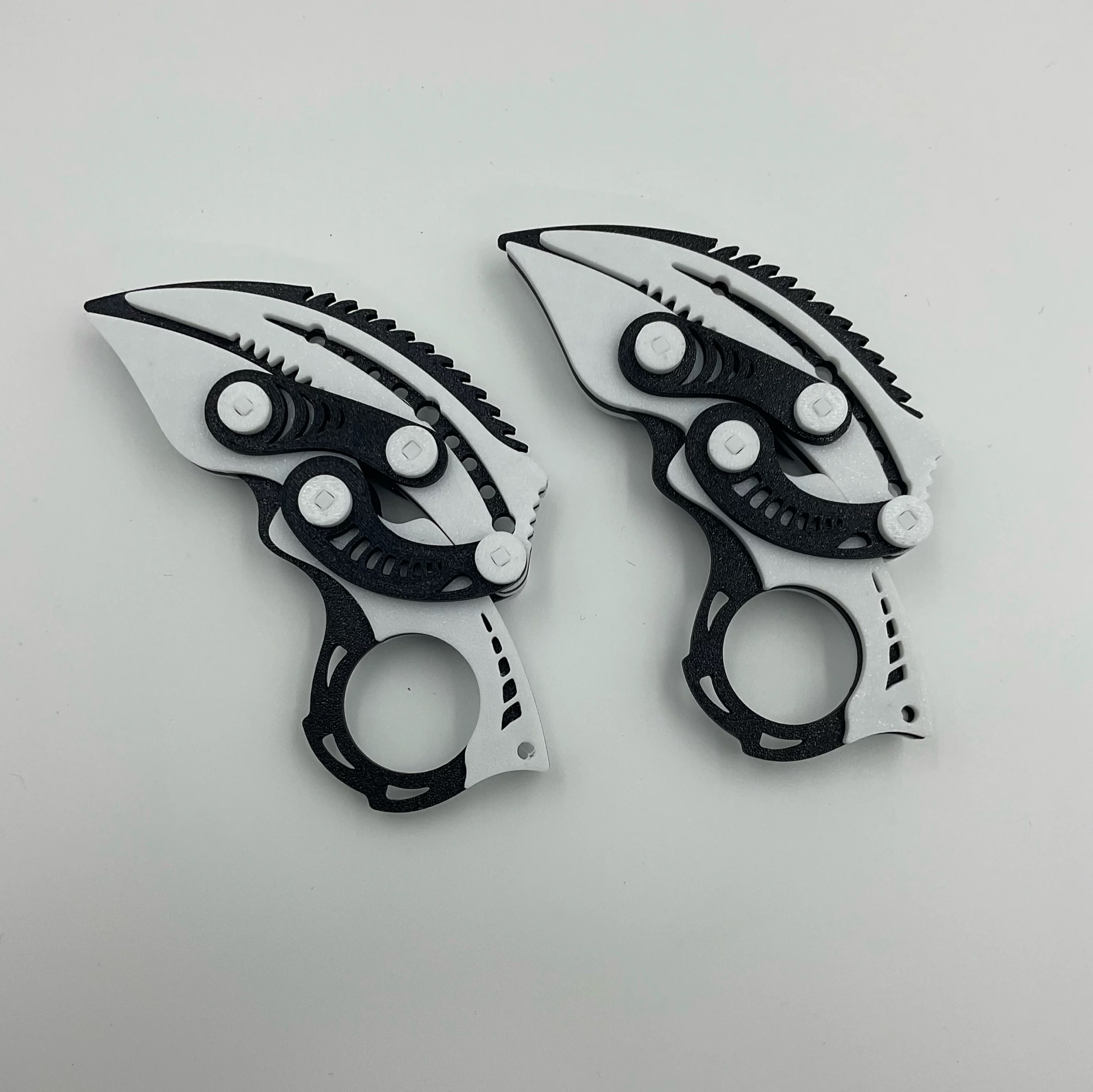Couteau à griffes de cyberdragon noir et blanc