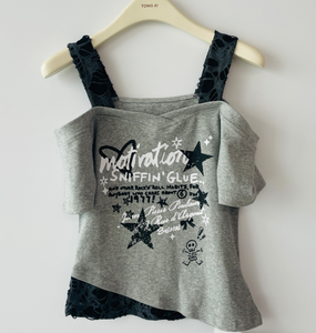 <span class=keywords><strong>T</strong></span>-<span class=keywords><strong>shirt</strong></span> <span class=keywords><strong>femme</strong></span> <span class=keywords><strong>imprimé</strong></span> <span class=keywords><strong>rock</strong></span> star à épaules dénudées avec bretelles en dentelle vieillies, haut streetwear Y2K en gros - Product Image 6