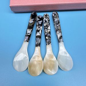 Cucharas de 12 cm de largo con mango de acrílico y nácar, para servir caviar, miel y té, ideales como regalos de empresa. - Product Image 2
