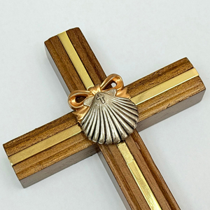 Cruz de pared de madera hecha a mano para bautizo, decoración con lazo de concha, regalo perfecto para la ceremonia de bautizo de un recién nacido, niño o niña. - Product Image 1