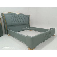 Meubles de chambre à coucher d'hôtel de luxe italien, lit king-size moderne et moelleux avec tiroir en velours, chevet en cuir design