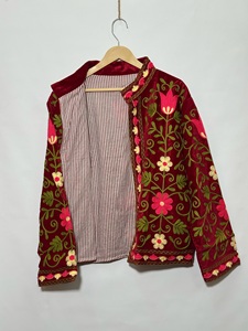 Chaqueta de terciopelo rojo para mujer, con cuello mandarín, bordado floral a mano, manga larga, estilo invierno, precio al por mayor. - Product Image 3