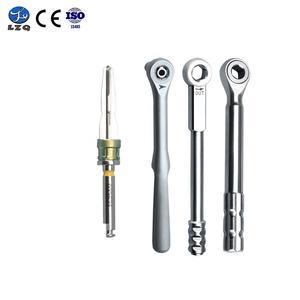 Clé dynamométrique polyvalente pour la dentisterie, clé à cliquet combinée médicale, clé à cliquet réversible, en vente - Product Image 1