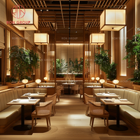 Ensemble de mobilier commercial moderne pour restaurant : chaises en rotin et bois, tables à manger en bois, banquette en tissu pour café et hôtel