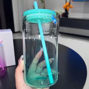 Vaso de Vidrio Sublimado de 16 oz con Efecto Degradado, Tapa de Plástico PP y Pajita, Colores Variados - Product Image 3