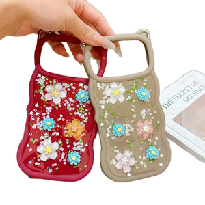 Coque de téléphone personnalisée en gros pour filles, motif floral en TPU, compatible iPhone 17, 16, 15, 14, 13, 12, 11 - Product Image 1