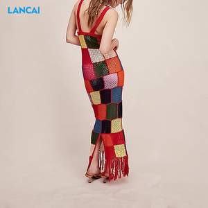 เดรสยาวทรงเข้ารูป ดีไซน์ใหม่ทันสมัย ผ้าถักโครเชต์เนื้อบางเบา สายเดี่ยว คอวี ชายกระโปรงระบายชายผ่าหลัง - Product Image 4