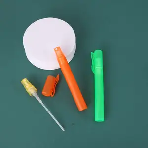 प्लास्टिक पी सबपैकेज पेन इत्र स्प्रे अद्वितीय आकार थोक 5 मिली 8 मिली 10 मिलीलीटर कॉस्मेटिक पैकेजिंग स्क्रीन प्रिंटिंग कस्टमाइज्ड लोगो