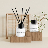 Diffuseur de parfum minimaliste en verre transparent avec bâtonnets en fibre noire, libération passive d'arôme pour salons