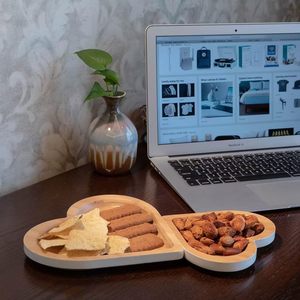Plateau de service en bois en forme de cœur, bois massif, pour collations et fruits secs, usage hôtelier et café - Product Image 1