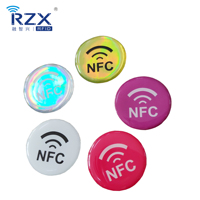 RZX Échantillon Gratuit Usine Directe Personnalisé Imprimé NFC Puce Anti-métal RFID Epoxy Tag avec Colle Contrôle d'Accès Partage de Médias Sociaux