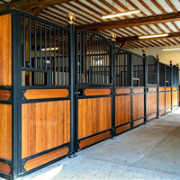 Écurie modulaire robuste en acier galvanisé avec porte hollandaise et panneaux de remplissage en bambou pour ferme équestre