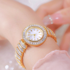Montre pour femme en cristal de quartz de luxe, cadran rond étincelant, bracelet en cuir délicat - Product Image 3