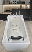 Salle de bain pour personnes handicapés, baignoire rectangulaire qui permet de gagner de l'espace, design compact