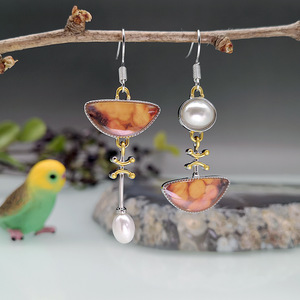 Orecchini Pendenti Asimmetrici con Pietra Verde e Perla, Gioielli Artistici Creativi alla Moda per Donne - Product Image 1