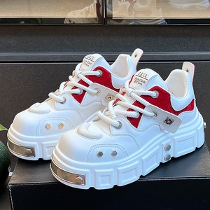 รองเท้าลำลองผู้ชาย M6177 รุ่นใหม่สำหรับฤดูใบไม้ร่วง พื้นหนา สไตล์ Dad Shoes แบรนด์ยุโรปสุดเทรนด์ ตกแต่งหมุดพังก์ เพิ่มความสูงด้วยพื้นเสริมภายในแบบซ่อน - Product Image 3