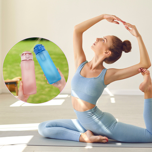 Bouteille d'eau de sport de 1L avec filtre infuseur de fruits, couvercle à paille rabattable anti-fuite, sans BPA, en plastique dépoli dégradé, pour la salle de sport - Product Image 2