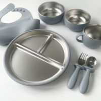 Ensemble de repas pour enfants en acier inoxydable 304, comprenant des assiettes à ventouse, une tasse pour tout-petits avec fourchettes et cuillères en silicone amovibles, et un bavoir de poche.