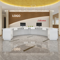 Bureau d'accueil moderne sur mesure en demi-cercle avec base en bois et éclairage LED pour clinique esthétique, spa et bien-être