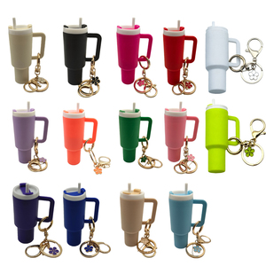 Porte-clés mini-tasse 3D avec chaîne <span class=keywords><strong>de</strong></span> breloques <span class=keywords><strong>fleur</strong></span> <span class=keywords><strong>de</strong></span> prunier Ensemble <span class=keywords><strong>d</strong></span>'accessoires pour gobelets Stanley - Product Image 1