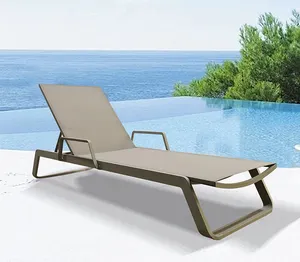 欧洲吊带躺椅，配有可调节的手臂和可堆叠的铝制框架沙滩躺椅