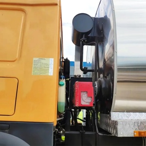 Camion distributeur d'asphalte HOWO 6x4, véhicule de compactage synchrone de gravier, camion distributeur de granulats synchrone - Product Image 4