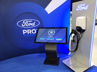 Kiosque d'affichage interactif pour PC à écran tactile tout-en-un Windows de 32 pouces avec support au sol de base K pour une utilisation en intérieur Fonctionnalité SDK