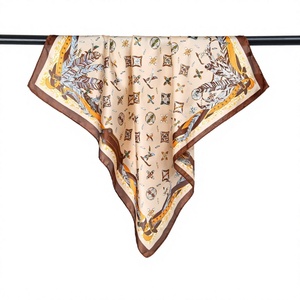 Écharpe carrée 70x70cm pour femme, style coréen, tendance influenceur, motif floral végétal, en soie artificielle, pour l'été - Product Image 1