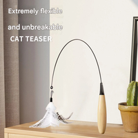 Bâton de chat ergonomique classique en bois écologique avec plumes interchangeables, fil flexible et clochette pour chaton