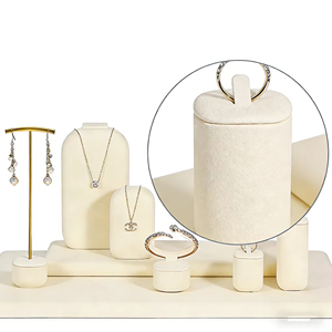 Présentoirs à bijoux de luxe en microfibre beige, MDF et métal – Ensemble de présentoirs pour bagues et boucles d'oreilles - Product Image 2