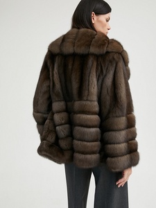 Cappotto Corto Elegante da <span class=keywords><strong>Donna</strong></span> in <span class=keywords><strong>Pelliccia</strong></span> di Zibellino Dorato Importato dalla Russia, Colore Naturale, Chiusura Monopetto, Nero Quadrato - Product Image 5