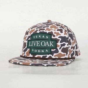 Gorra de Golf Deportiva de 5 Paneles con Logotipo de Camuflaje de Pato Impreso Digitalmente, Estilo Clásico, con Visera Plana, Sin Estructura y Cierre a Presión - Product Image 1