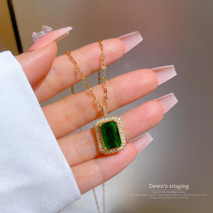 Collar con colgante verde esmeralda cuadrado geométrico de alta calidad, Joyería de diamantes de acero de titanio chapado en oro para mujer - Product Image 3