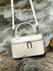 Sac de toilette minimaliste en cuir de vachette premium avec poignée supérieure, sac à bandoulière rigide de luxe pour femme, pochette blanche - Product Image 6
