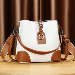 Nouveau sac à main à bandoulière pour femmes de style coréen de l'usine de mode argentée avec fermeture à glissière à sangle unique pour le commerce extérieur - Product Image 1