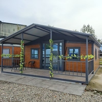 Conteneur pliable extensible à double aile de 20 pieds sur mesure, maisonnette moderne du milieu du siècle avec balustrade entièrement enveloppante et porche à toit en pignon