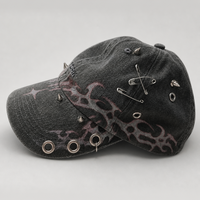 Großhandel: Gothic Punk Washed Baseball Cap mit Nieten, Spikes und Ösen – Individuelle Streetwear Trucker Dad Hat für Herren