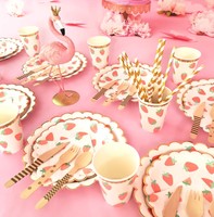 24 Pièces de Fournitures d'Anniversaire Modernes et Très Vendues sur le Thème Fraise et Baies : Boîtes à Dragées, Assiettes, Serviettes, Gobelets, Nappes, Bannière - 87 Pièces
