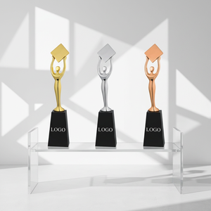 Trophée personnalisé pour femme lauréate lors d'événements de reconnaissance. - Product Image 1