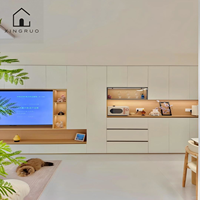 Meuble TV sur mesure XINGRUO pour salon avec portes blanc crème, étagères ouvertes en grain de noyer et rangement intégré