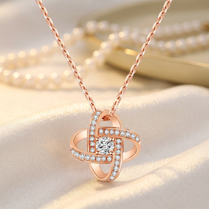 Collier Pendentif Trèfle à Quatre Feuilles Orné de Diamants Scintillants et de Diamants de Laboratoire en Or Fin et Argent pour Femme – Chic et Délicat - Product Image 5