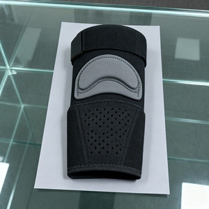Attelle de <span class=keywords><strong>coude</strong></span> en néoprène pour une <span class=keywords><strong>compression</strong></span> personnalisable pour les voyages grâce à sa taille compacte pour un emballage pratique - Product Image 3