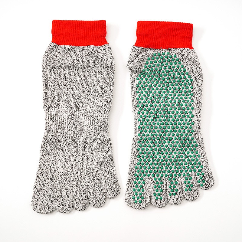 Gris + rouge + point vert