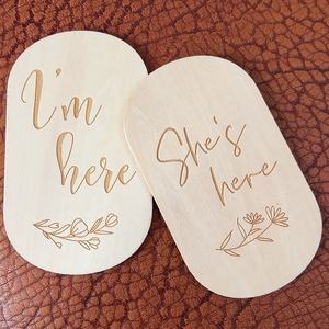 Lei è qui o lui è qui targa annuncio <span class=keywords><strong>sono</strong></span> qui annuncio nascita bambino in <span class=keywords><strong>legno</strong></span> - Product Image 1