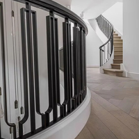 Escalier incurvé en fer forgé avec escalier intérieur en marbre pour villa moderne avec garde-corps en verre caractéristique architecturale en spirale