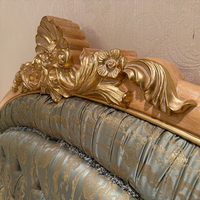 Vintage-Lackierung Maßgefertigte Schlafzimmermöbel Luxuriöses Glamouröses Gestepptes Samt-Kopfteil Goldene Holzschnitzerei-Bett für Hotel und Herrenhaus
