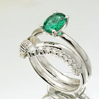 Dos Anillos, Una Historia |   Anillo de Oro de 18K con Diamante de Corte Ovalado de 0.65ct, Solitario con Banda en V y Engaste de Garras |   Colección de Compromiso